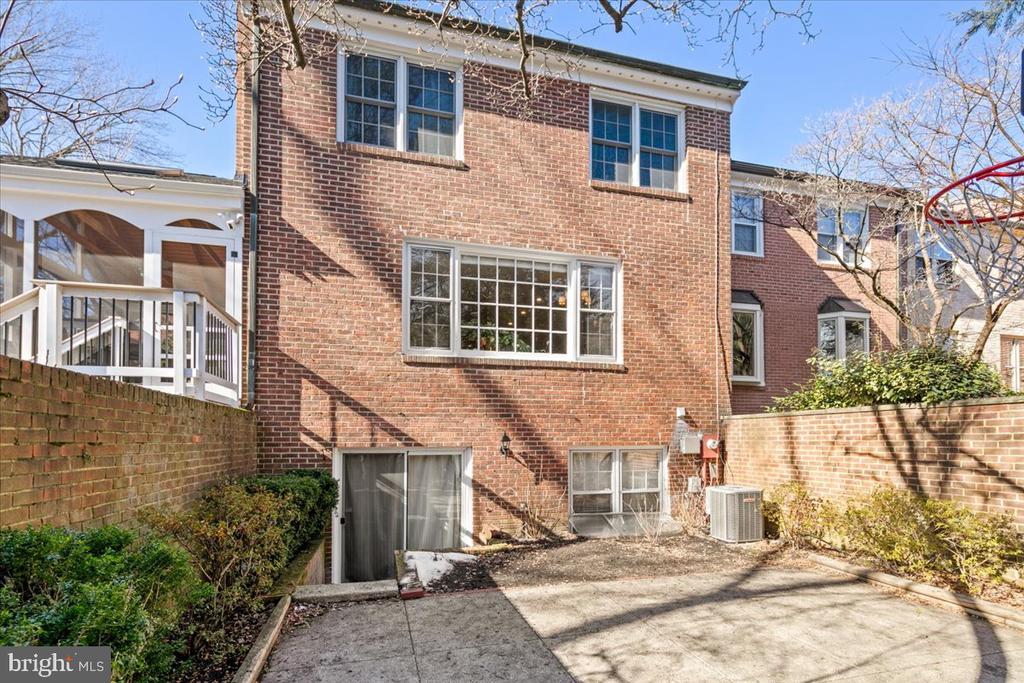6323 OLDE TOWNE COURT
