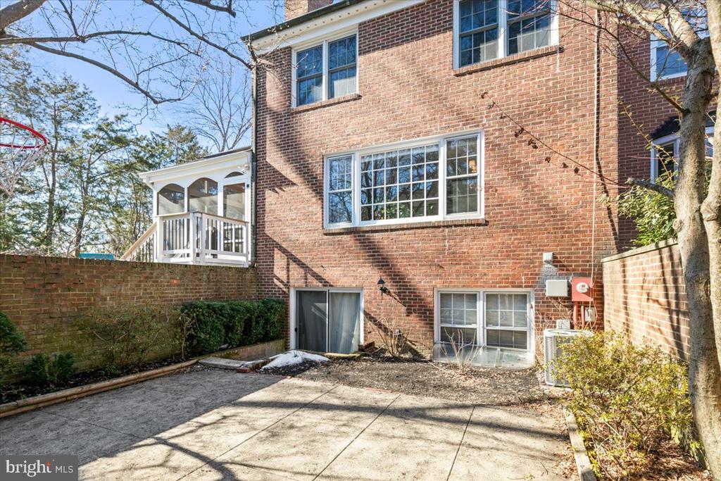 6323 OLDE TOWNE COURT