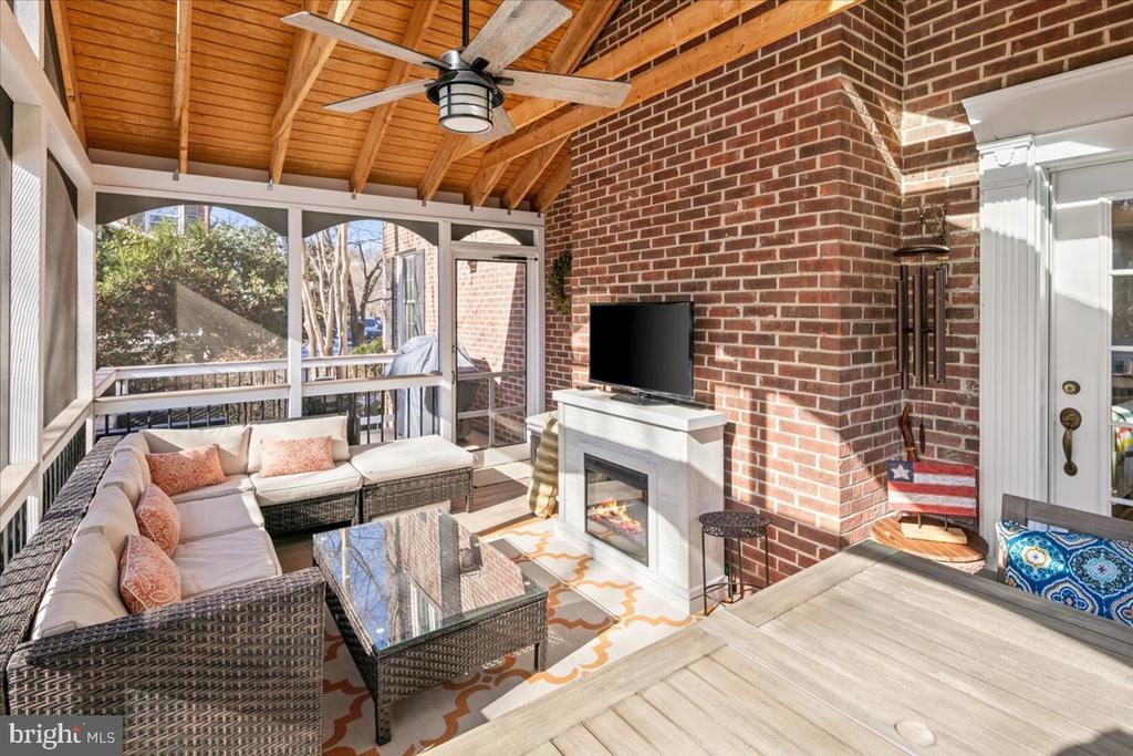 6323 OLDE TOWNE COURT