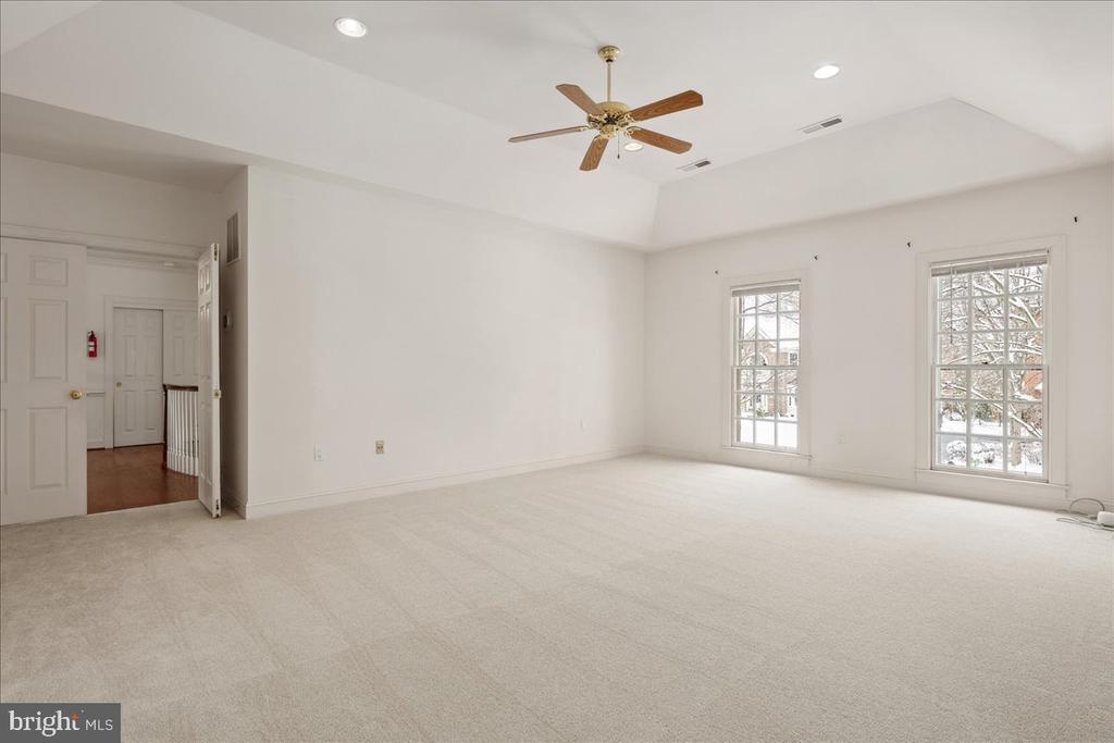3712 WASHINGTON WOODS DRIVE