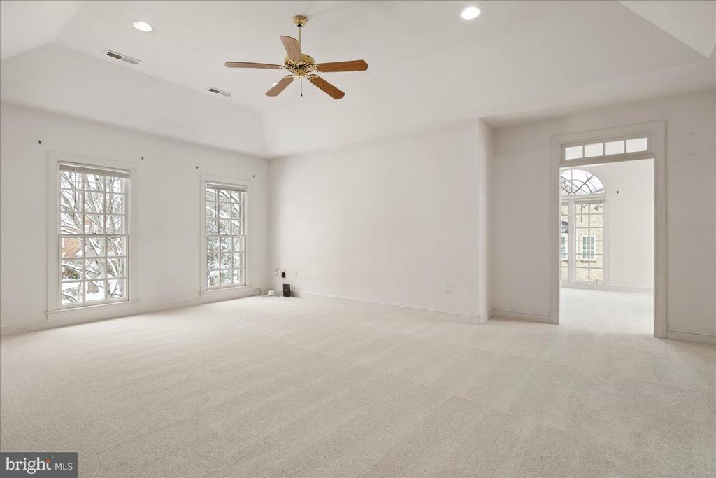 3712 WASHINGTON WOODS DRIVE