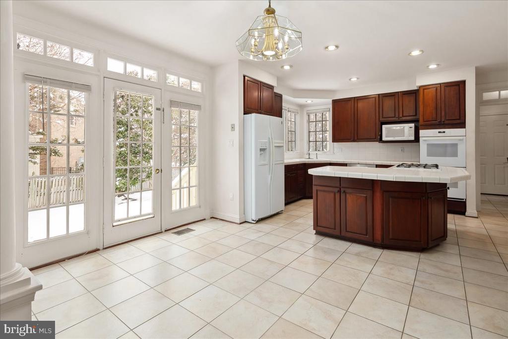 3712 WASHINGTON WOODS DRIVE