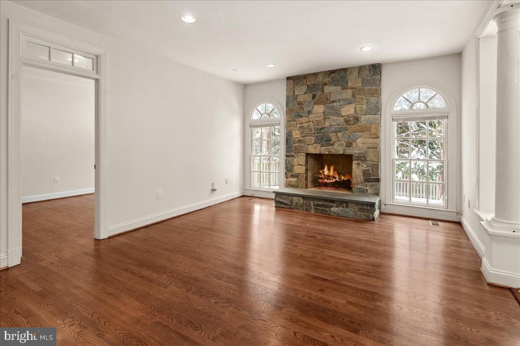 3712 WASHINGTON WOODS DRIVE