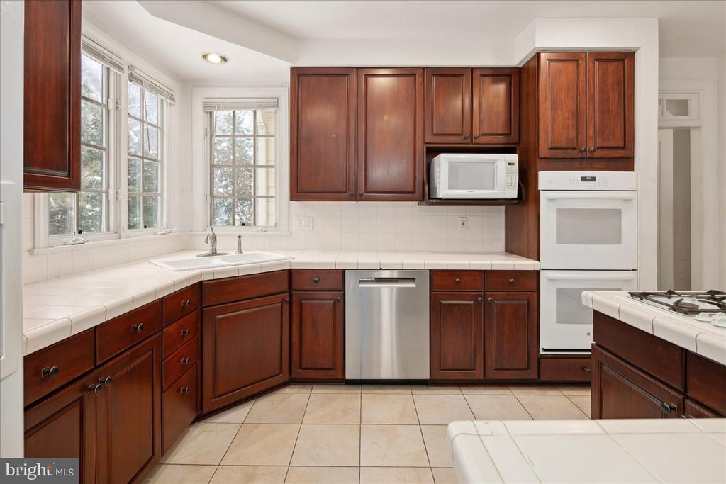 3712 WASHINGTON WOODS DRIVE