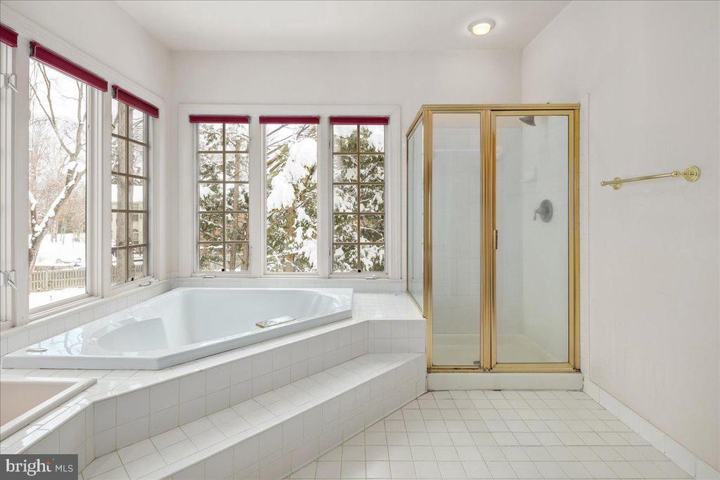 3712 WASHINGTON WOODS DRIVE