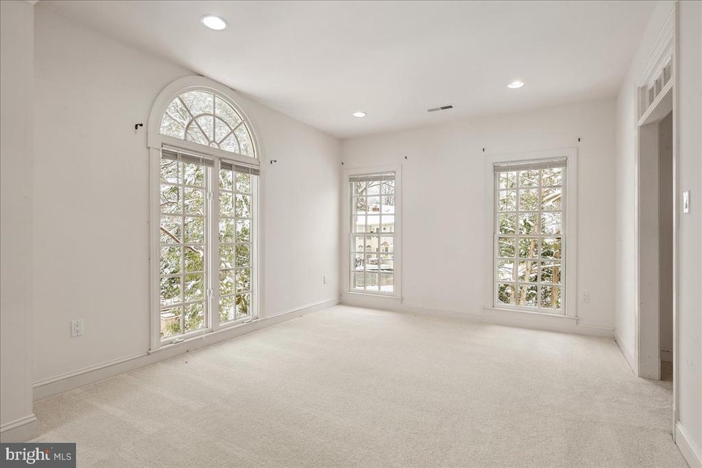 3712 WASHINGTON WOODS DRIVE