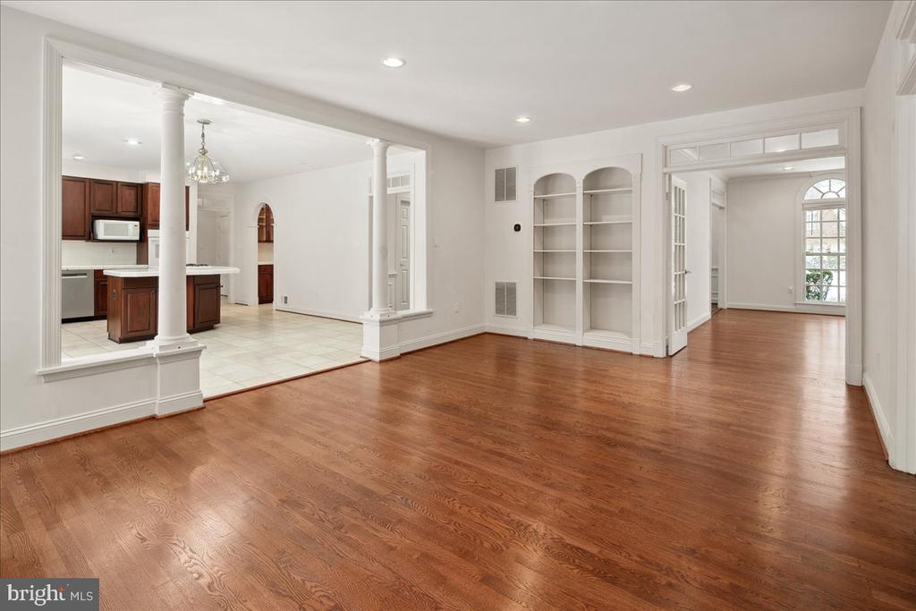 3712 WASHINGTON WOODS DRIVE