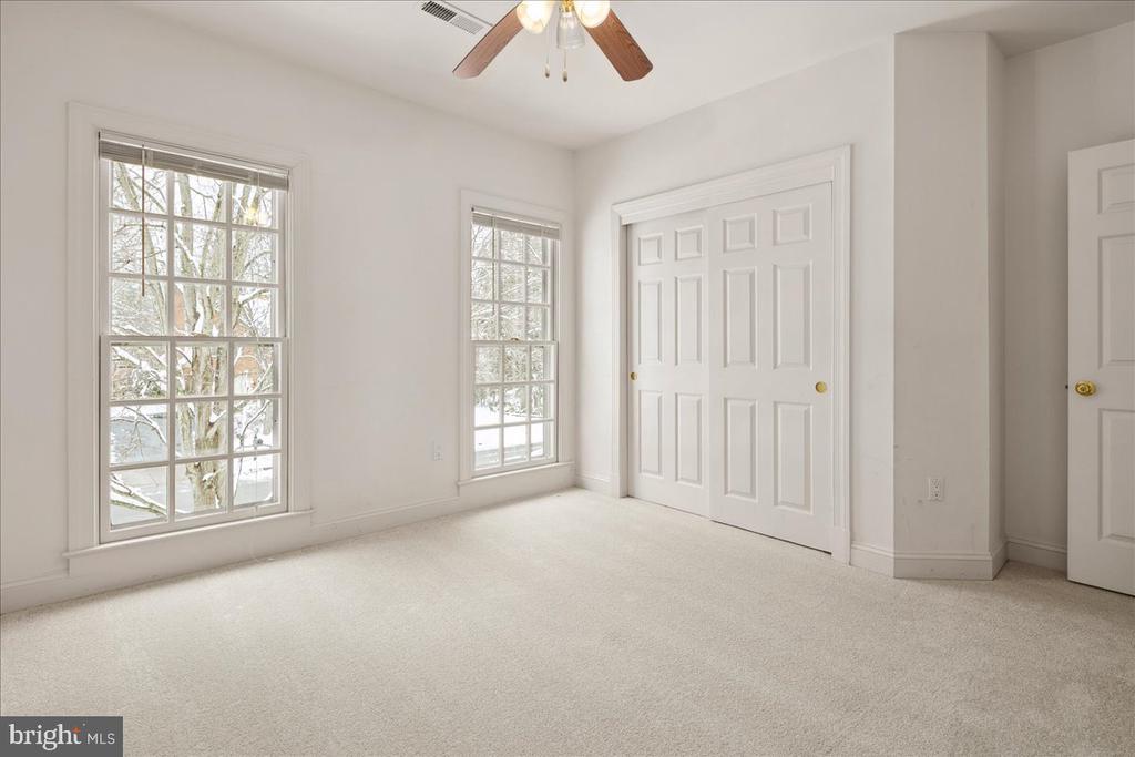 3712 WASHINGTON WOODS DRIVE