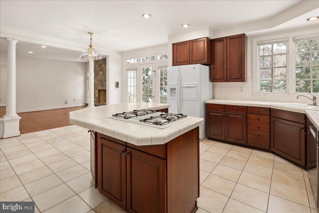 3712 WASHINGTON WOODS DRIVE