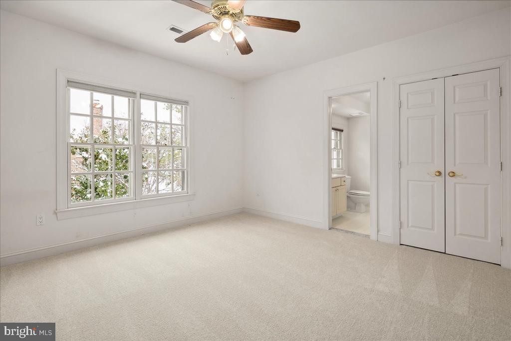 3712 WASHINGTON WOODS DRIVE