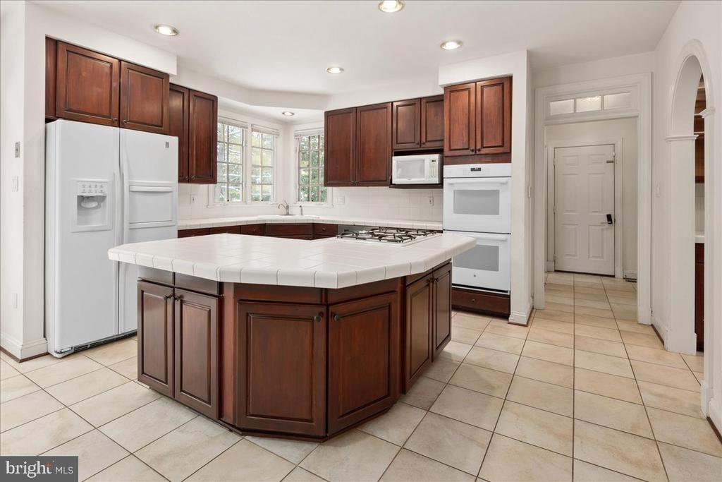 3712 WASHINGTON WOODS DRIVE