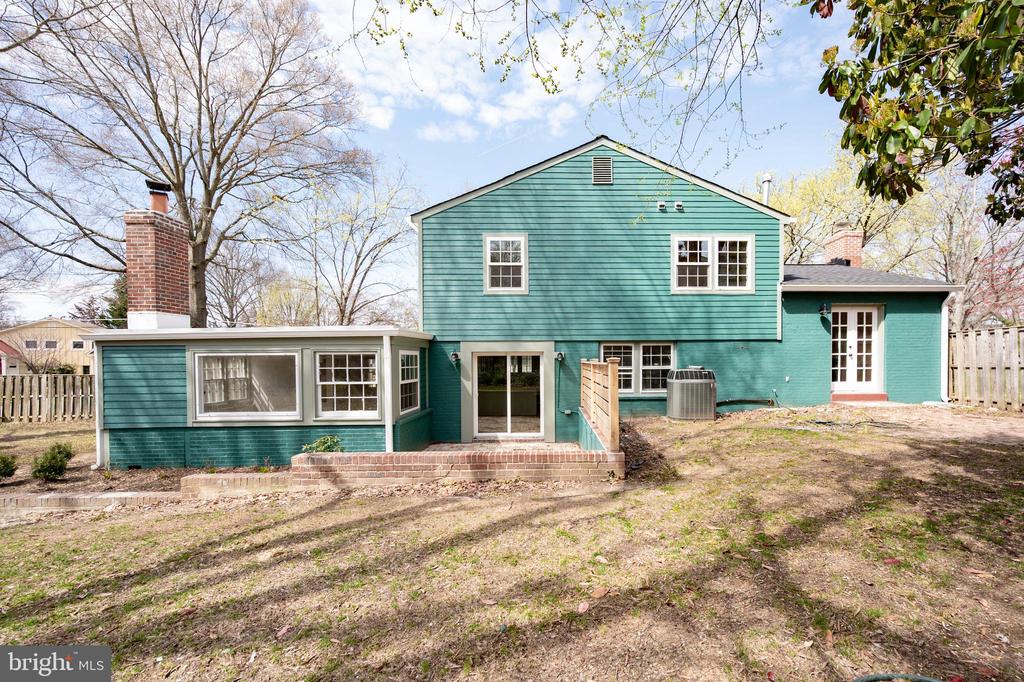 915 DRESDEN COURT