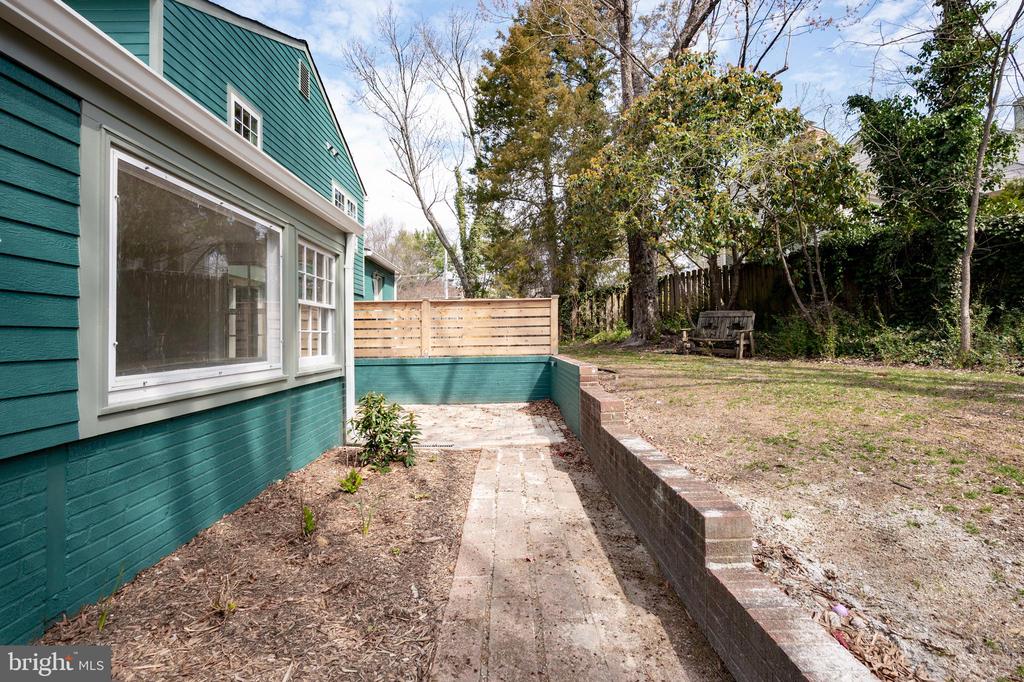 915 DRESDEN COURT