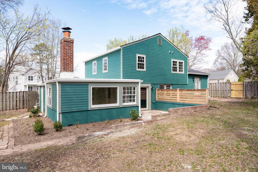 915 DRESDEN COURT