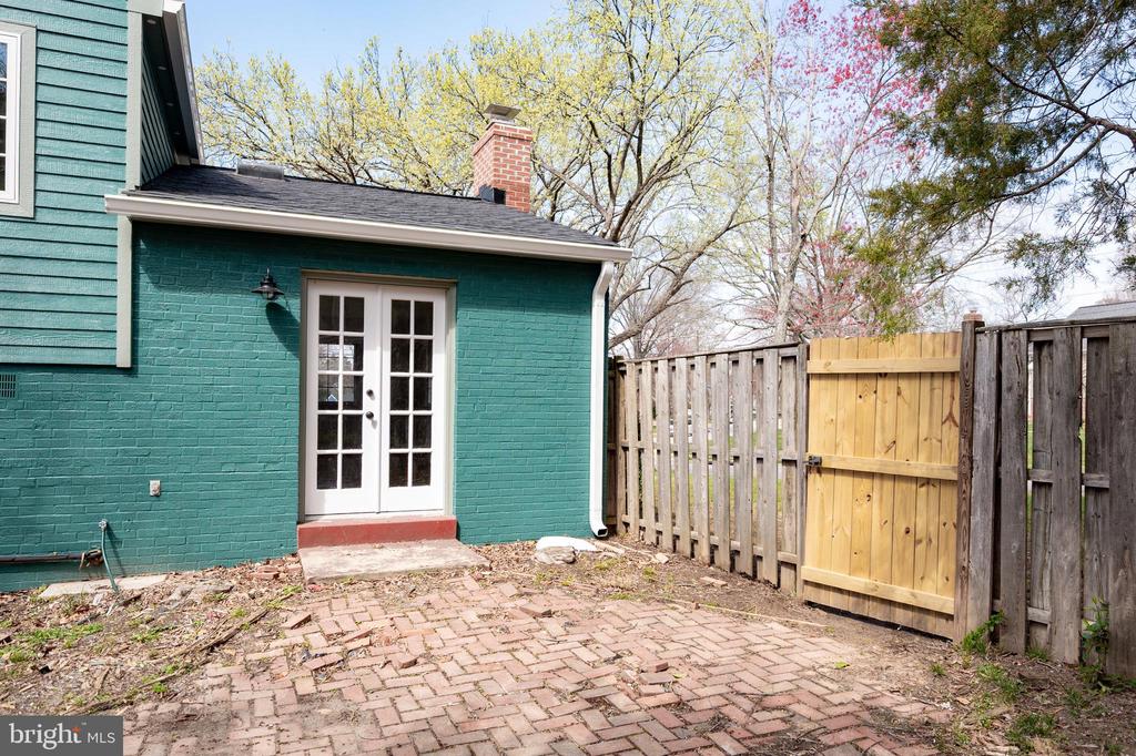 915 DRESDEN COURT