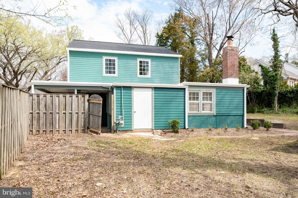 915 DRESDEN COURT