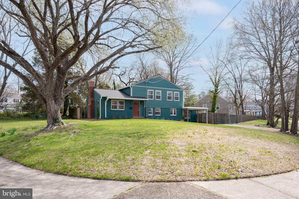 915 DRESDEN COURT