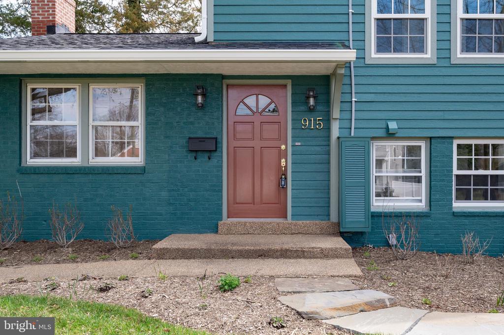 915 DRESDEN COURT