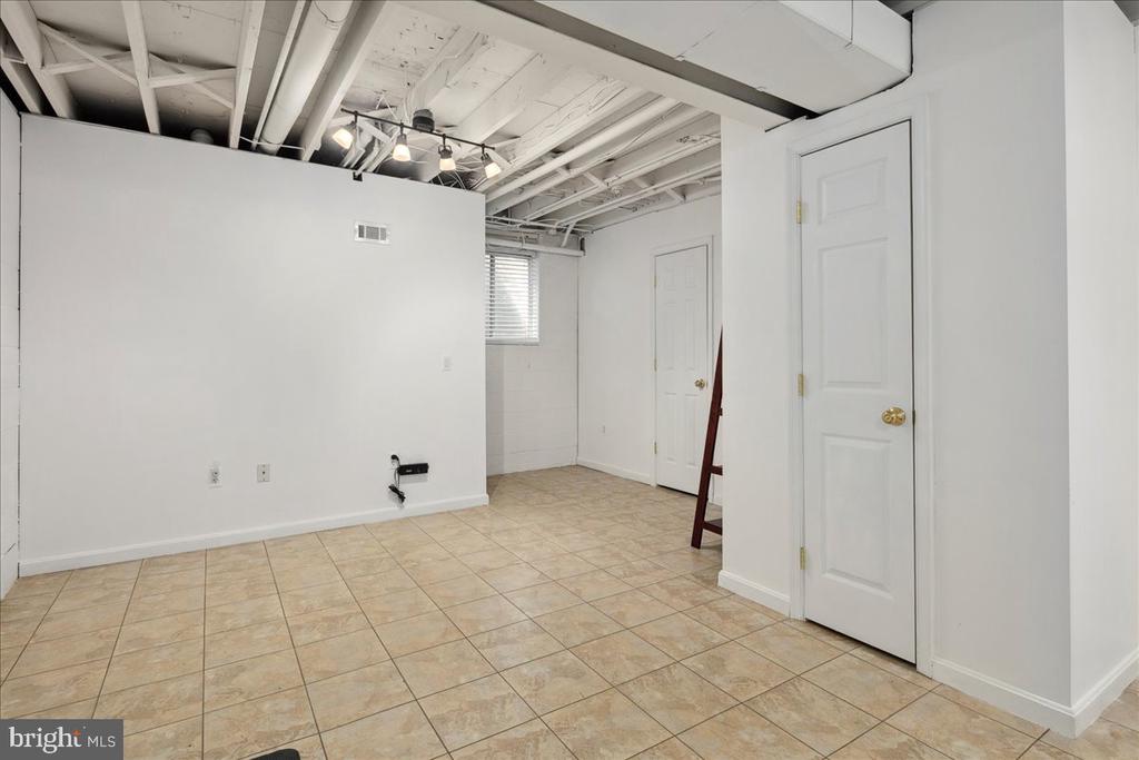 3718 CARRIAGE HOUSE COURT