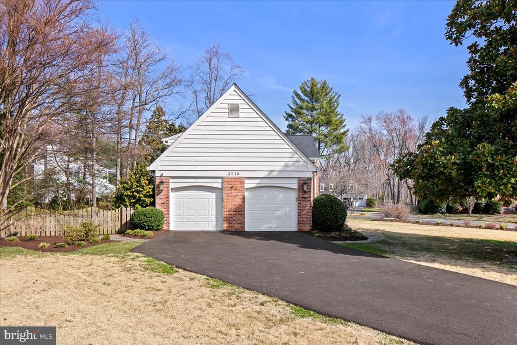 3718 CARRIAGE HOUSE COURT