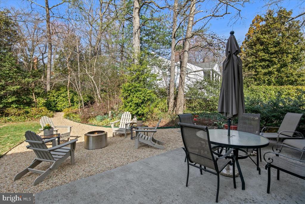 3718 CARRIAGE HOUSE COURT