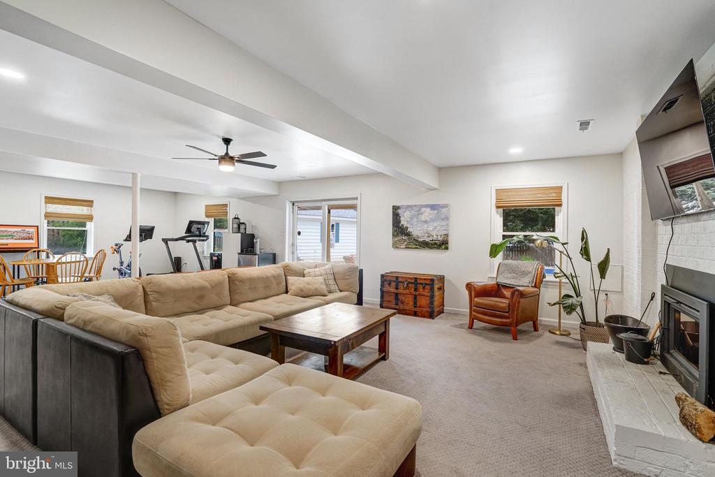 5827 WESSEX LANE