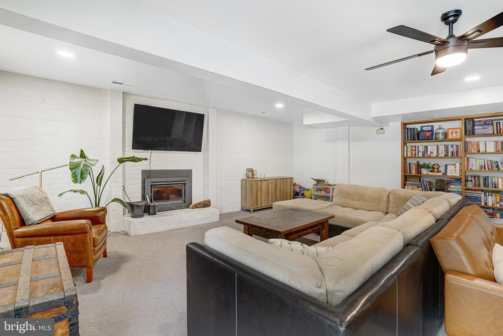 5827 WESSEX LANE
