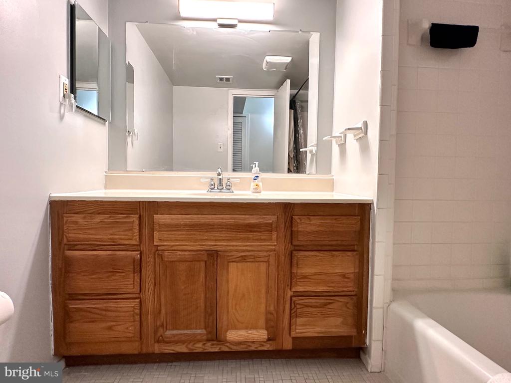 2626 FORT FARNSWORTH ROAD 200 (2B)