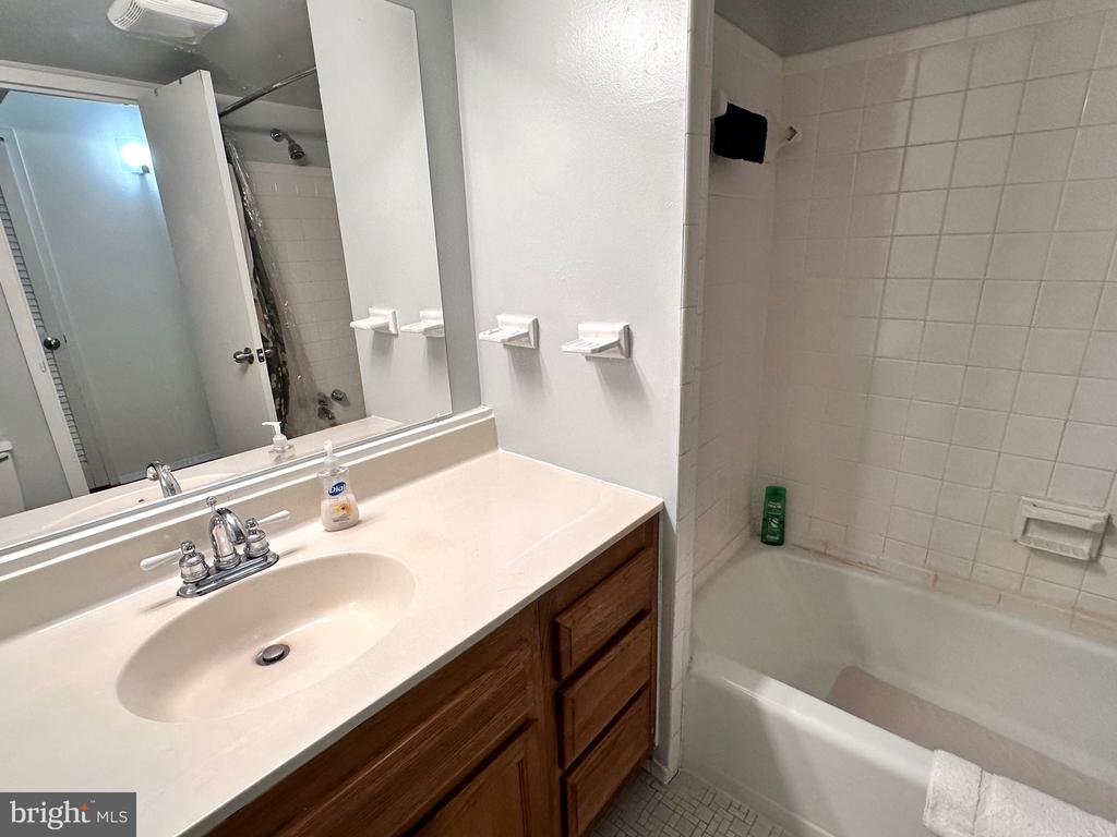 2626 FORT FARNSWORTH ROAD 200 (2B)