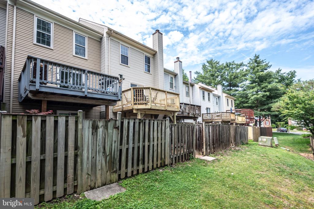 7683 NORTHERN OAKS COURT