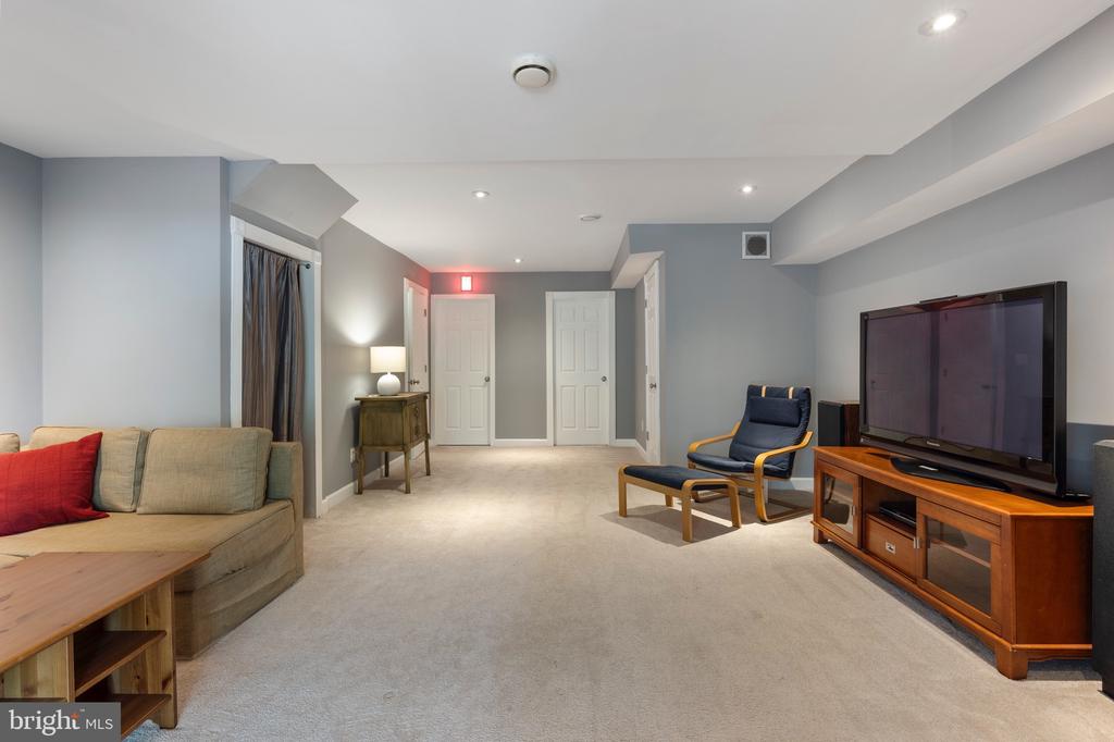7683 NORTHERN OAKS COURT