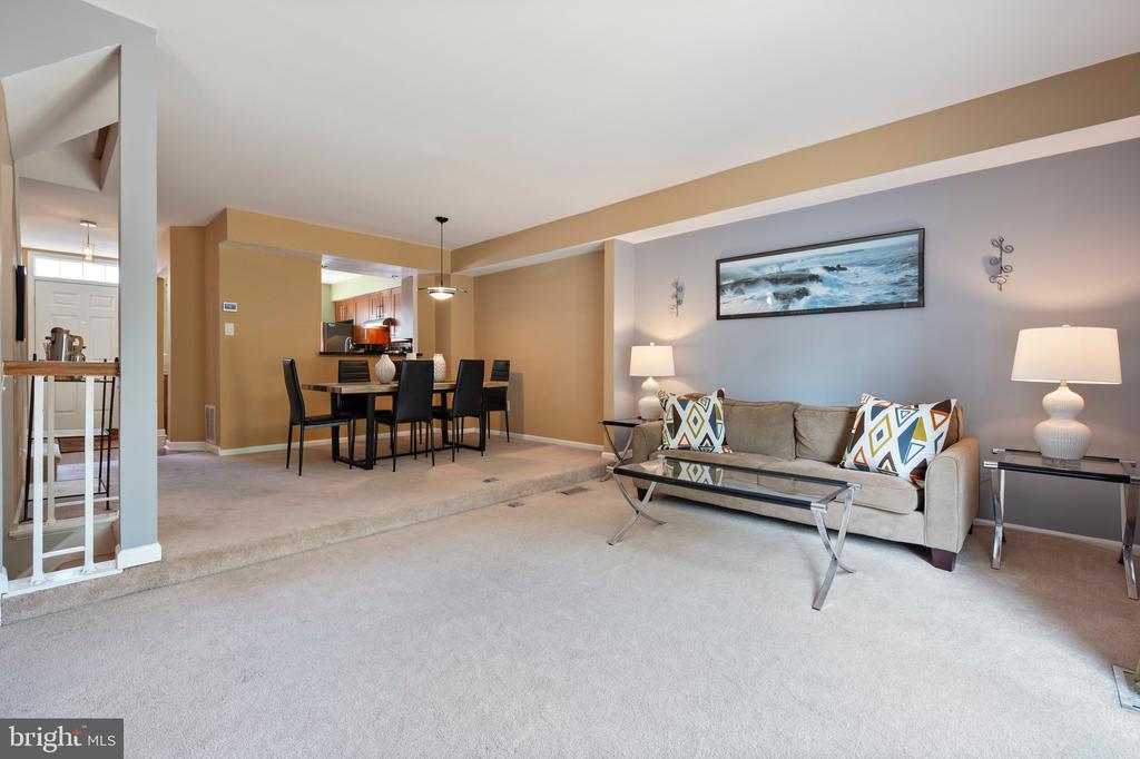 7683 NORTHERN OAKS COURT