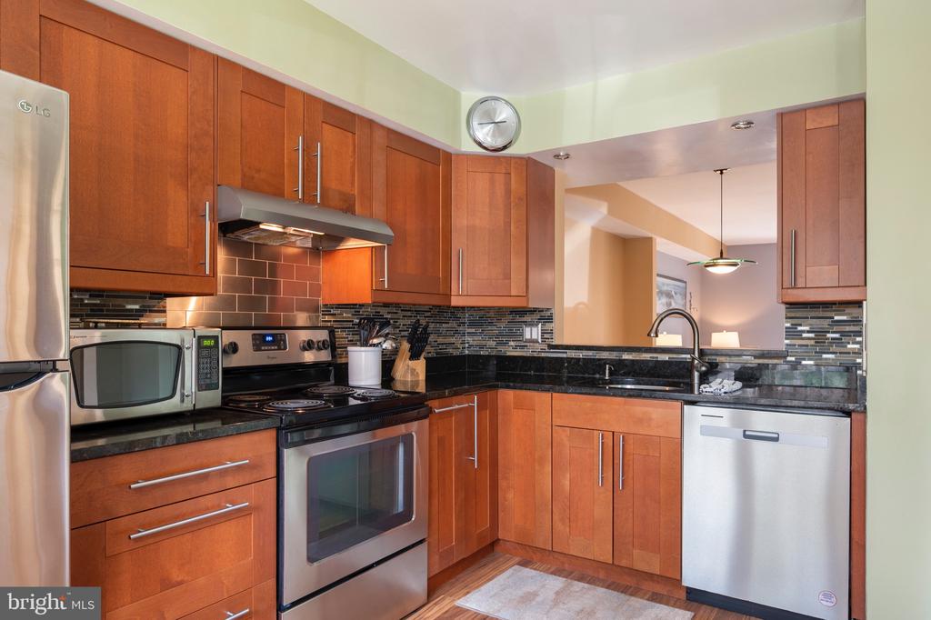 7683 NORTHERN OAKS COURT