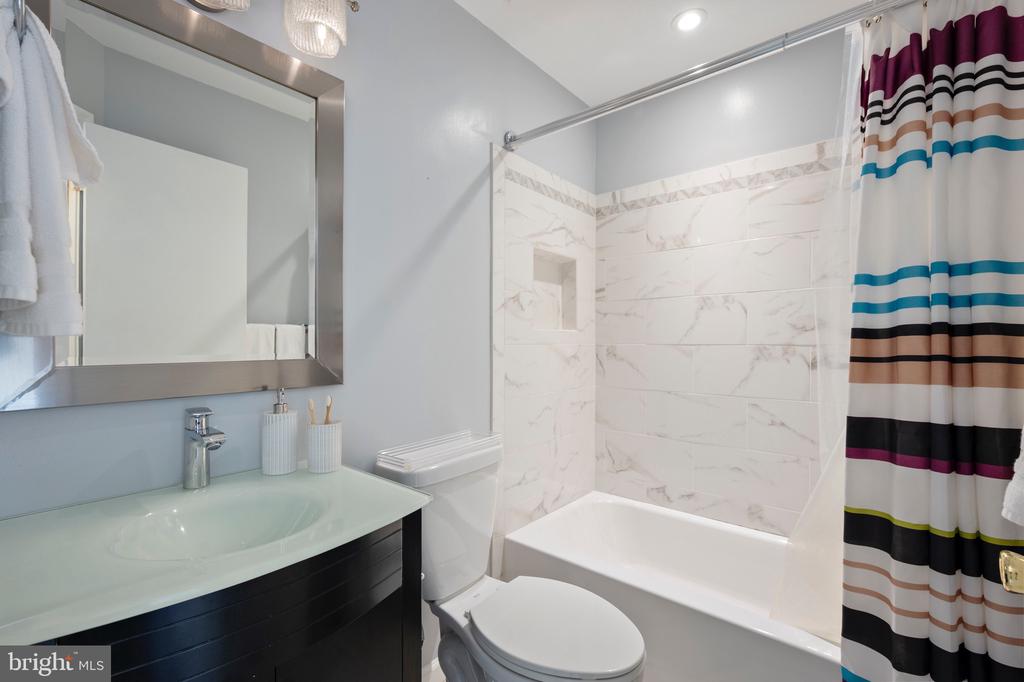 7683 NORTHERN OAKS COURT
