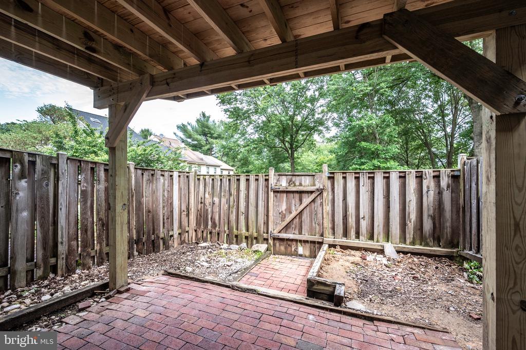 7683 NORTHERN OAKS COURT
