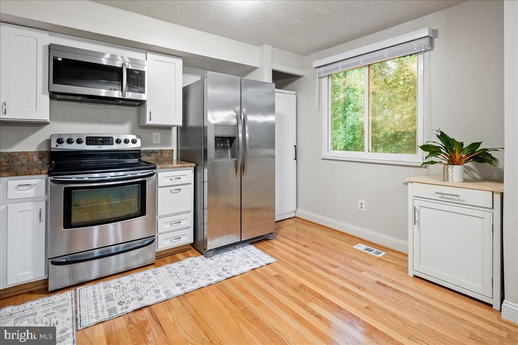 8160 CURVING CREEK COURT