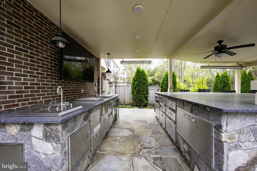 902 EMERALD DRIVE