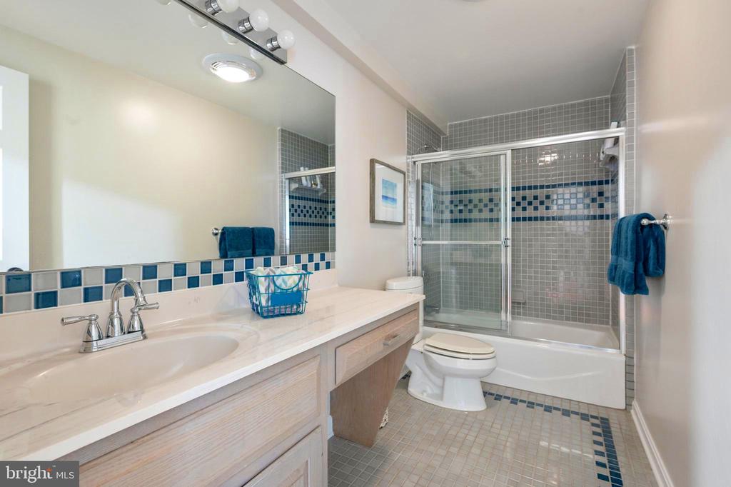 902 EMERALD DRIVE