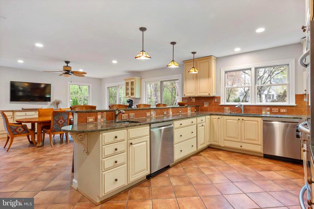902 EMERALD DRIVE