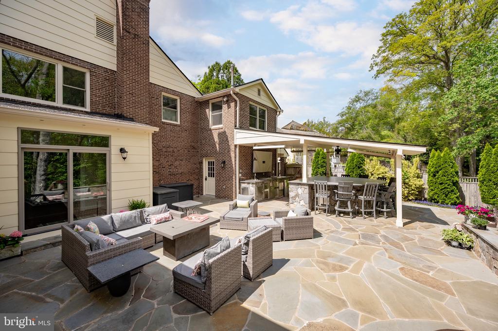 902 EMERALD DRIVE