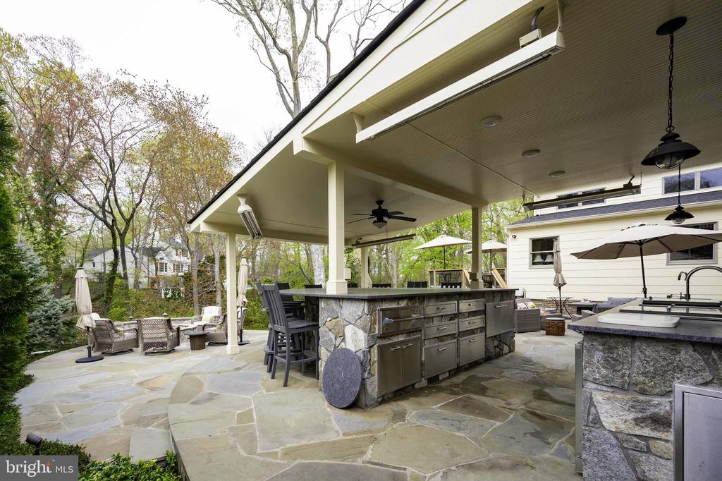902 EMERALD DRIVE