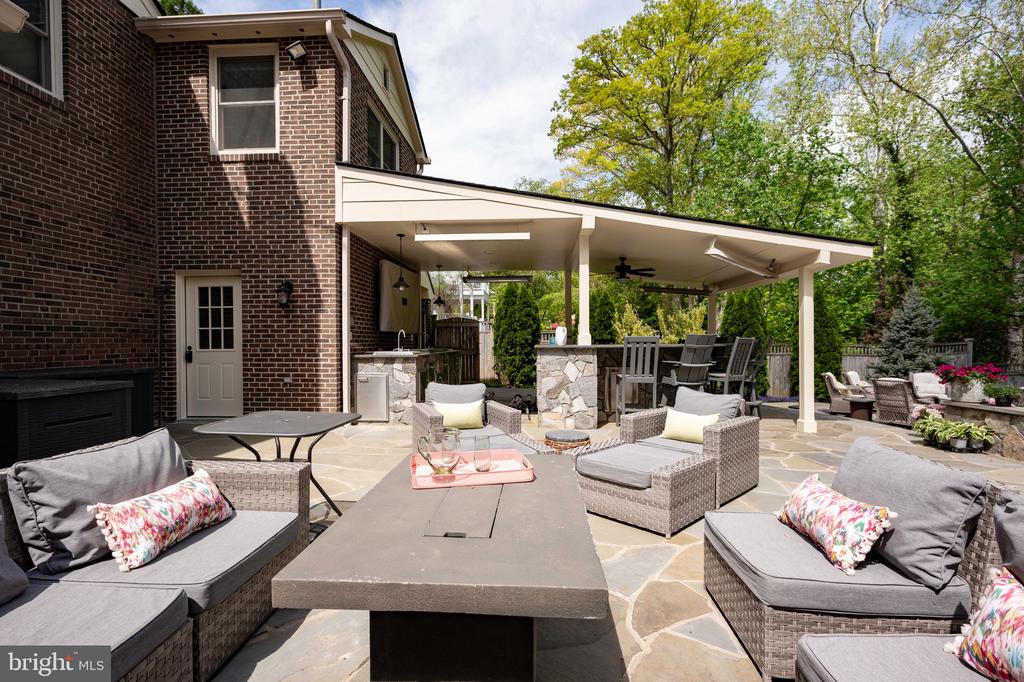 902 EMERALD DRIVE