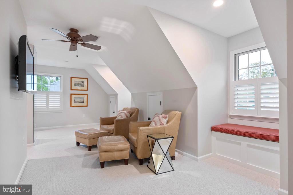 902 EMERALD DRIVE