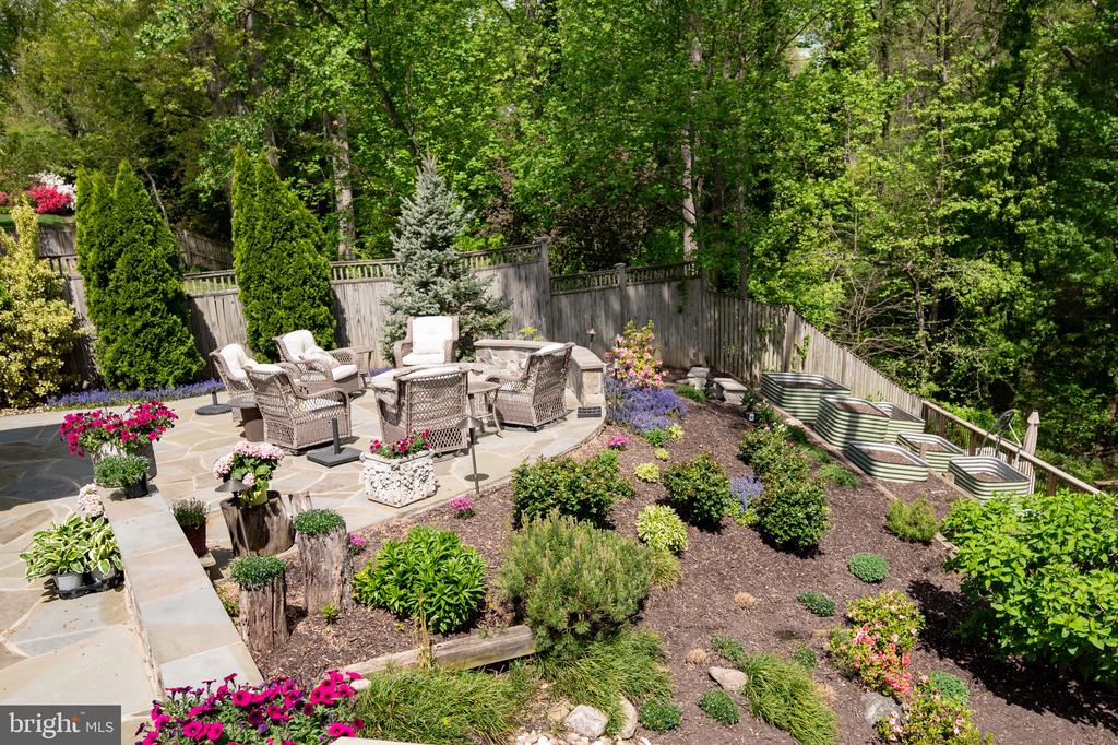902 EMERALD DRIVE