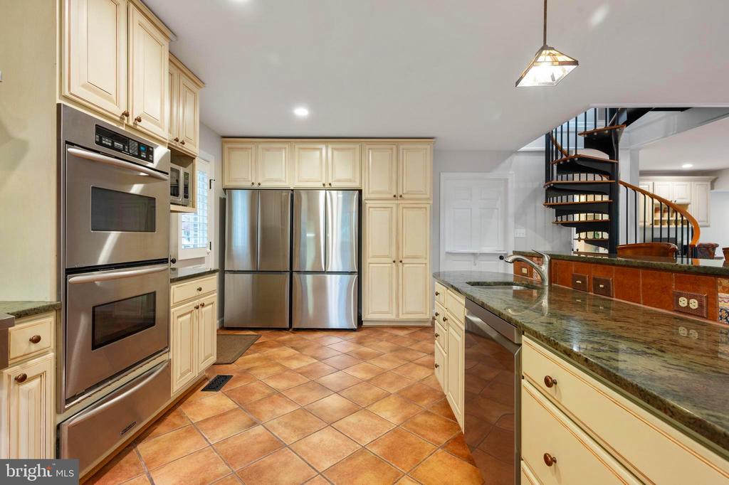 902 EMERALD DRIVE
