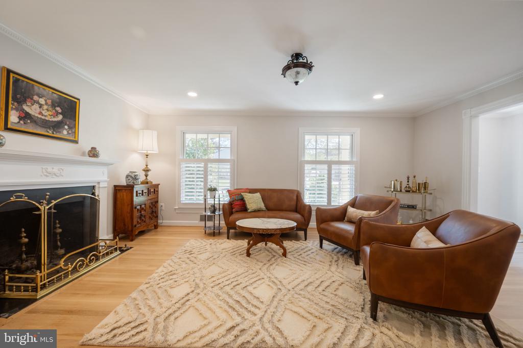 902 EMERALD DRIVE