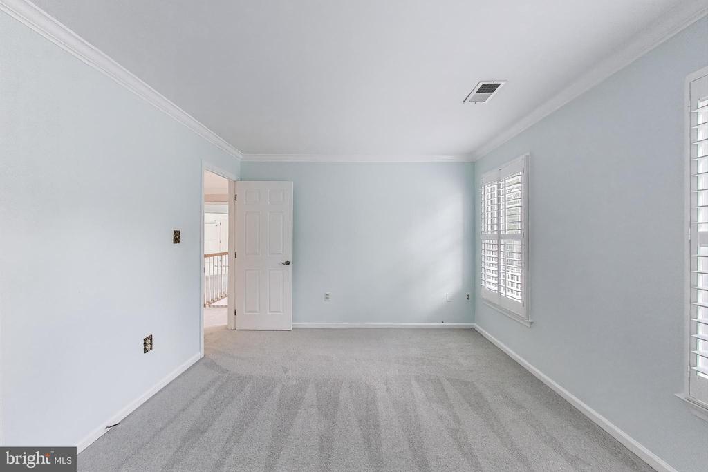 10106 WATERSIDE DRIVE