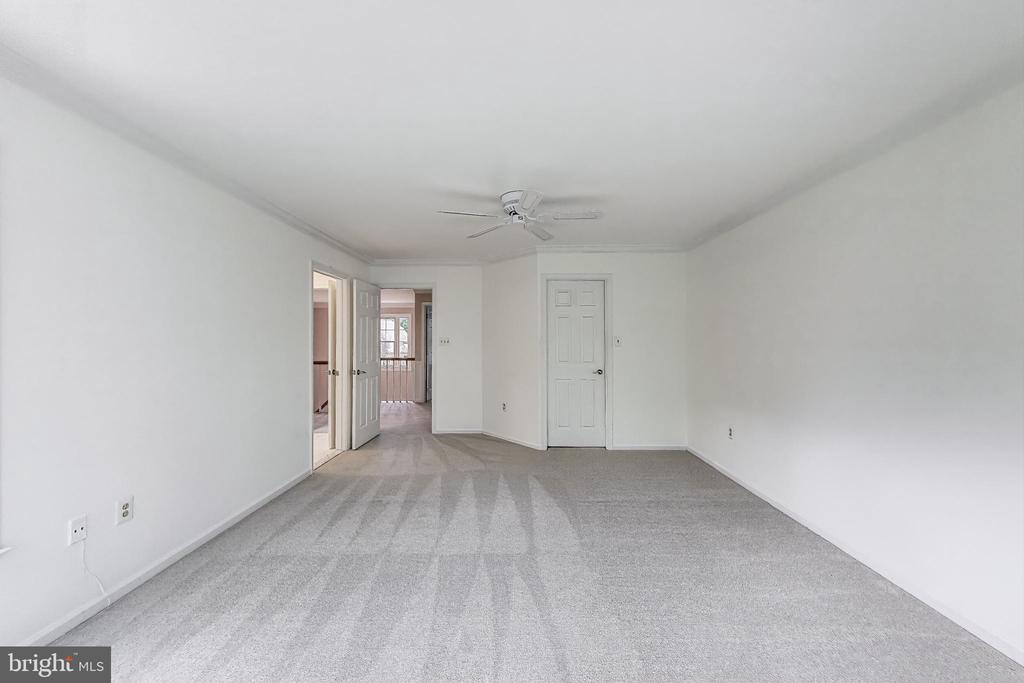 10106 WATERSIDE DRIVE