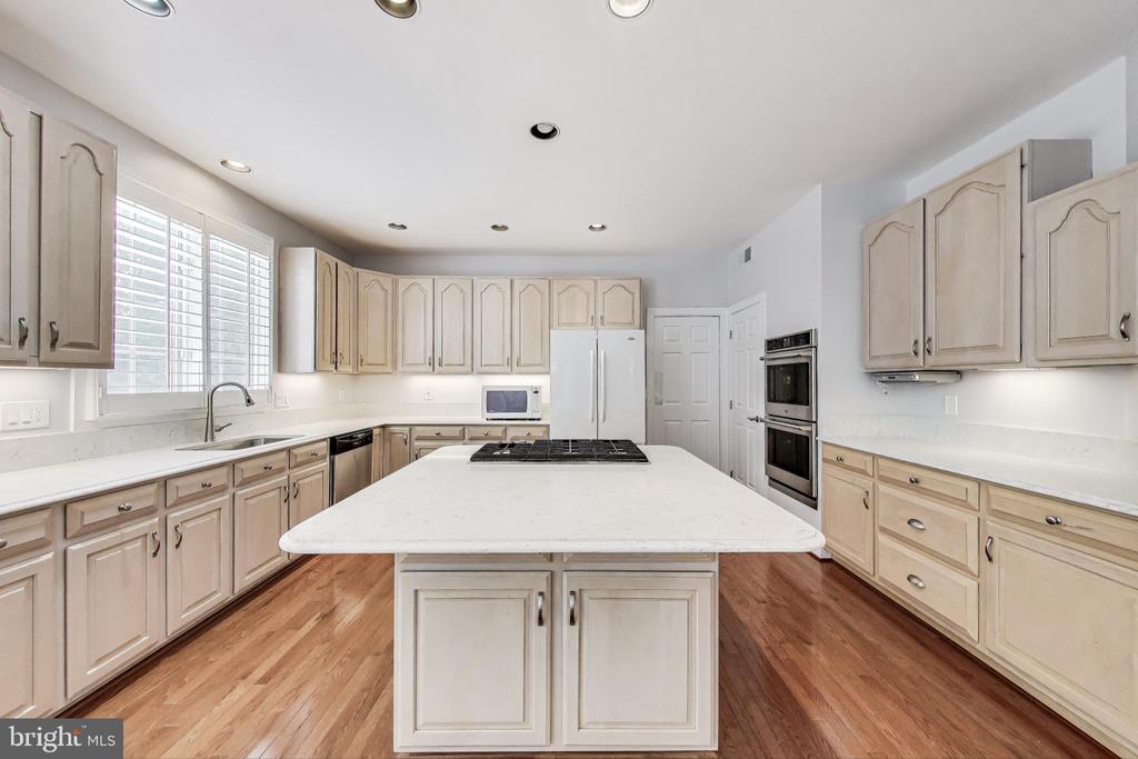 10106 WATERSIDE DRIVE