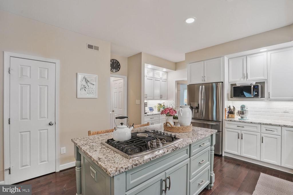 7901 BRACKSFORD COURT
